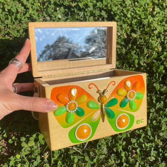 1960s Enid Collins of Texas "Flutterbye" box bag - Picture 2 of 4